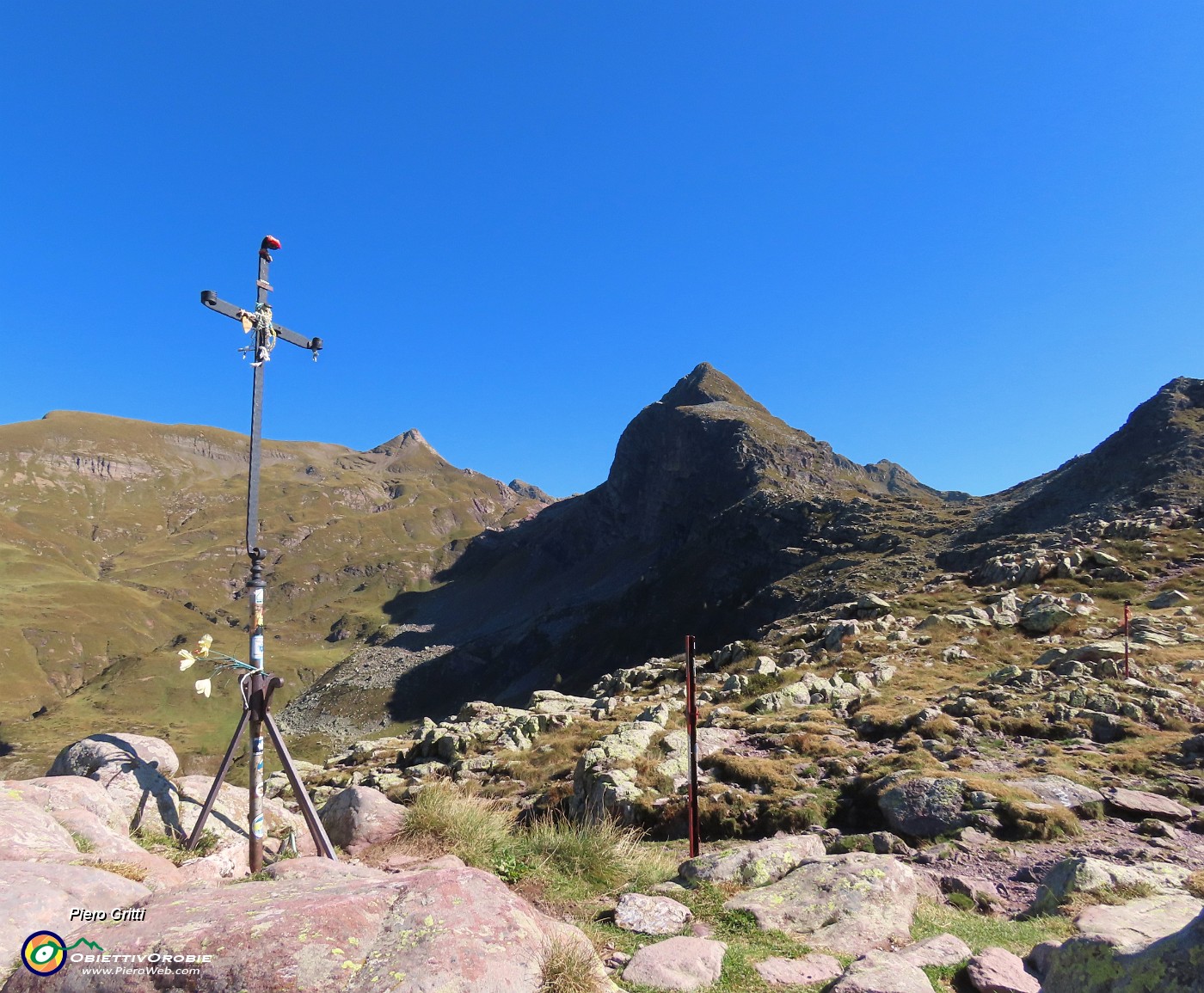 14 Ci abbassiamo al Passo dei Laghi Gemelli (1131 m).JPG